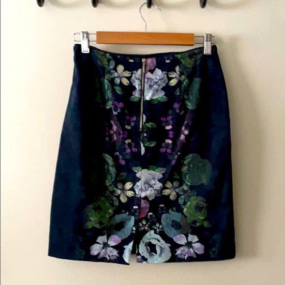 3/$10 H&M floral mini skirt - Picture 2 of 5